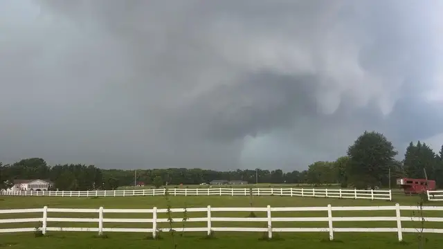 Video thumbnail for US: Tornado Tears Through Dover, Delaware, Prompting Emergency Declaration 2.