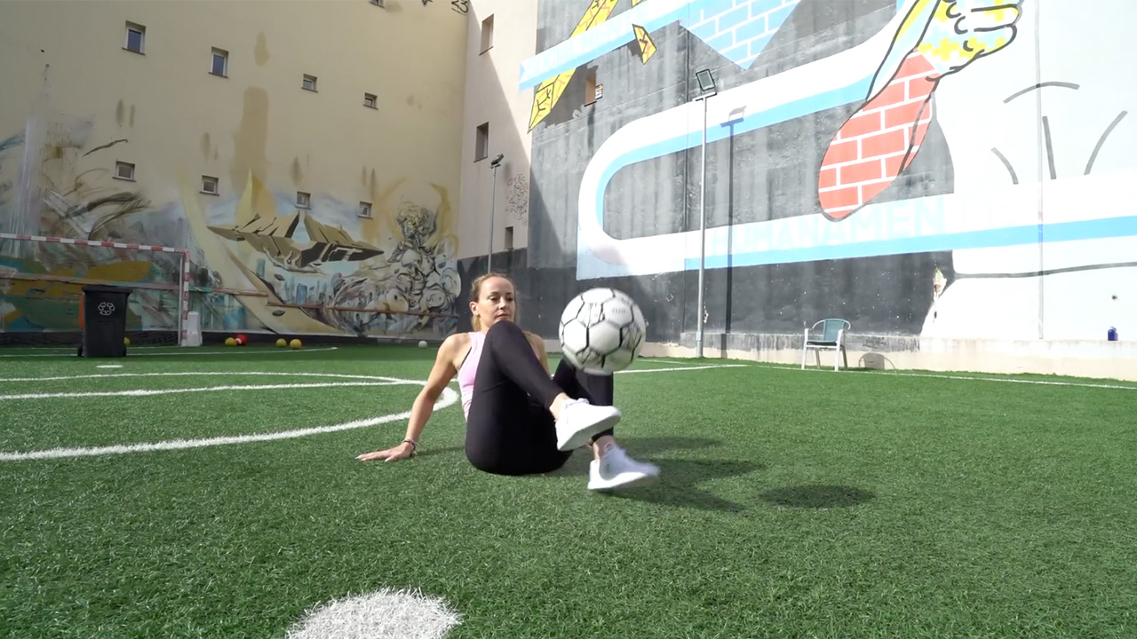 Video thumbnail for Most sit down football crossovers in 30 seconds (female)  63 by Laura Biondo