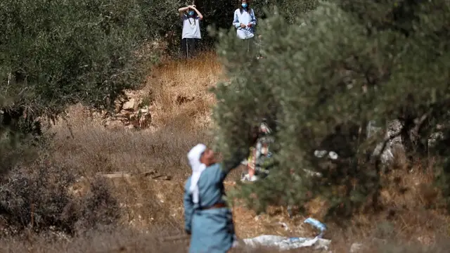 'Video thumbnail for Israeli settlers attack tents: Palestinians assaulted in village of Khallet al-Daba'