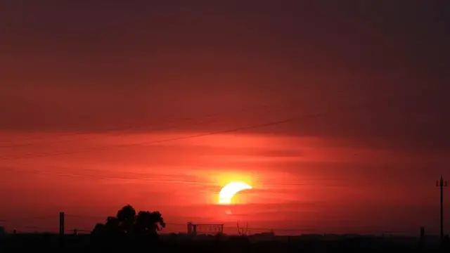 Video thumbnail for Italy: Time-lapse of partial solar eclipse setting over Rome skyline with Gasometer silhouette.