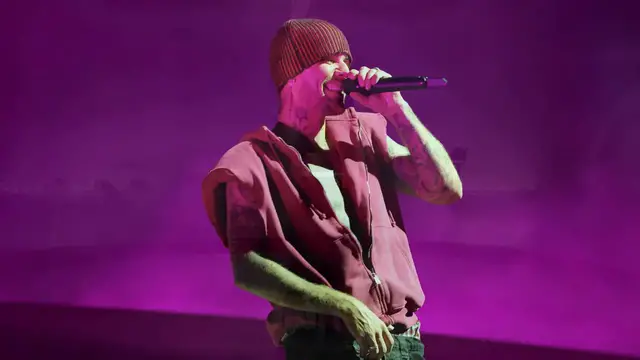 Video thumbnail for UNCAPTIONED: Justin Bieber reportedly in talks to sing at FIFA World Cup final.