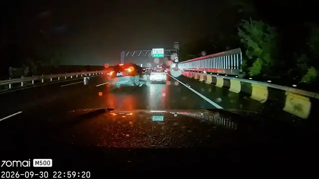 Video thumbnail for Car Collides with Oncoming Vehicle After Sudden Lane Change in Jiangsu