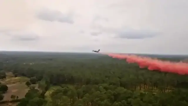 Video thumbnail for France deploys military aircraft to fight wildfires