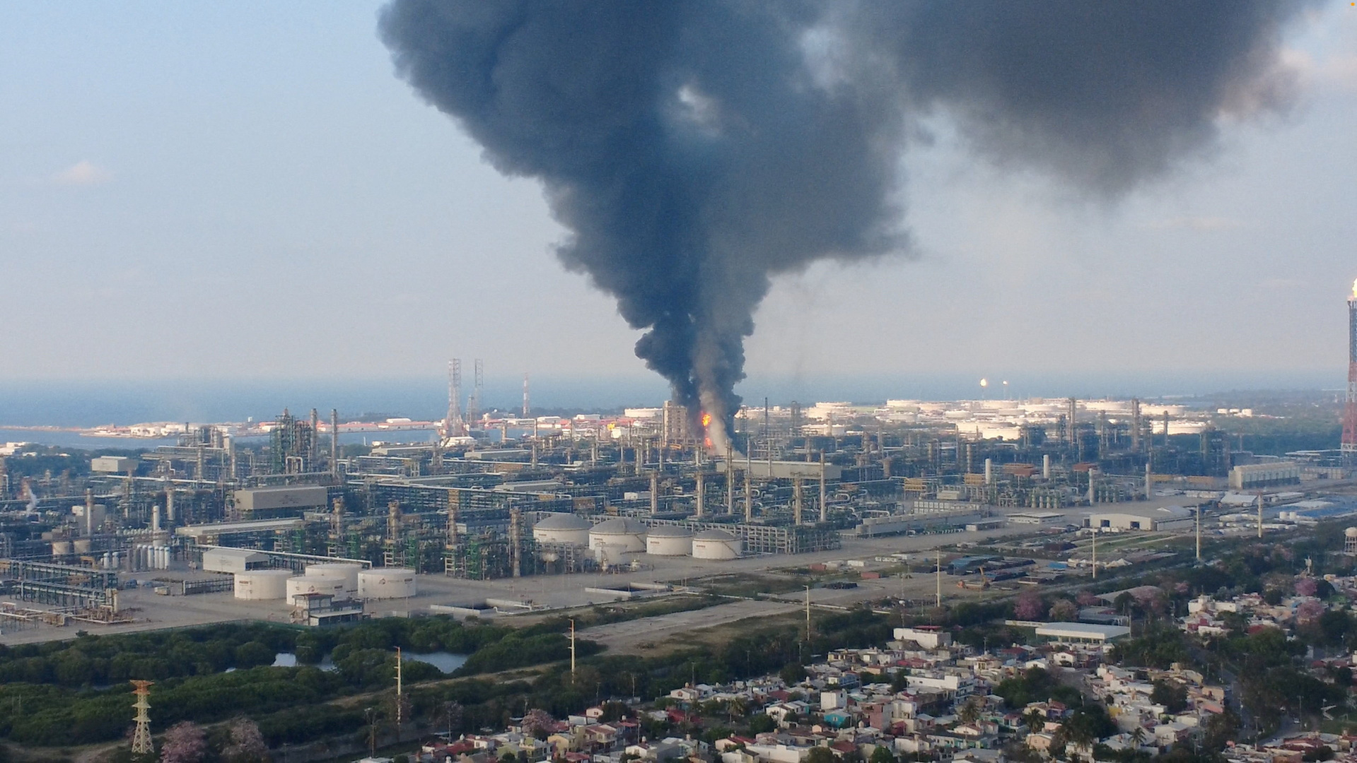 Video thumbnail for Massive fire erupts at Mexican state-run petroleum refinery