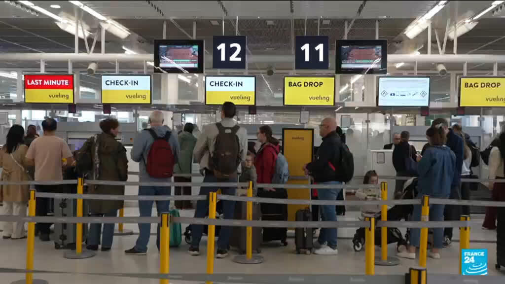 Video thumbnail for EU pushes to limit carry-on bag fees