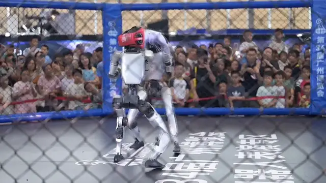Video thumbnail for Thailand: Over 100 robots draw visitors at robotics exhibition in China.