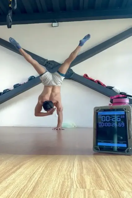 Video thumbnail for Most handstand shoulder taps in one minute (male) - 120 by Nestor Santiago Gonzalez Valero