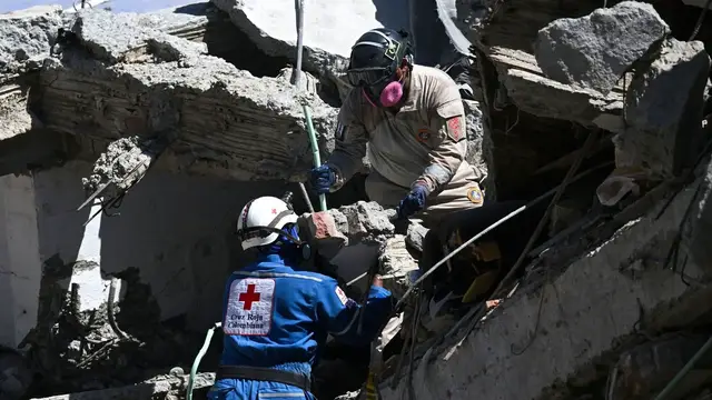 Video thumbnail for Colombia Earthquake Survivors Left Waiting for Government Help