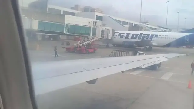 Video thumbnail for Venezuela: MOMENT - Earthquake catches passengers aboard aircraft in Caracas.