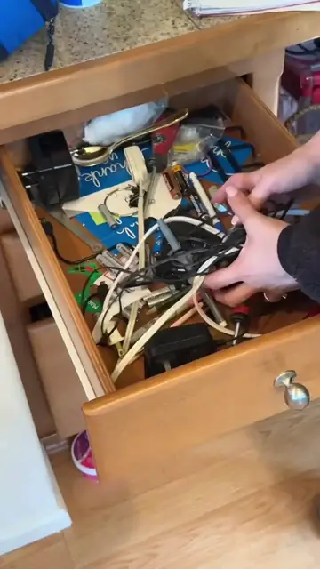 Video thumbnail for Day 2 of 30 Decluttering the ENTIRE House Before We Move _decluttering _clutterfreehome(720P_HD)