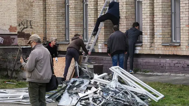 'Video thumbnail for Russia launches barrage of drone strikes across Ukraine'