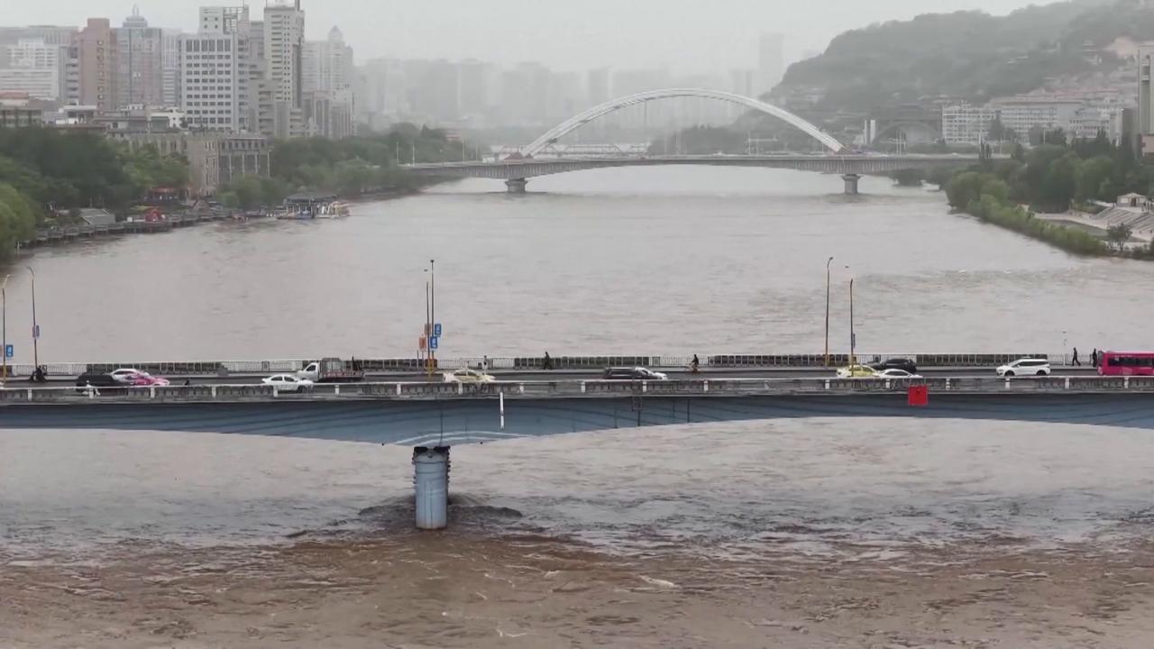 Video thumbnail for China: Strong winds, dust storms, sudden temperature drop hit NW China's Gansu Province.