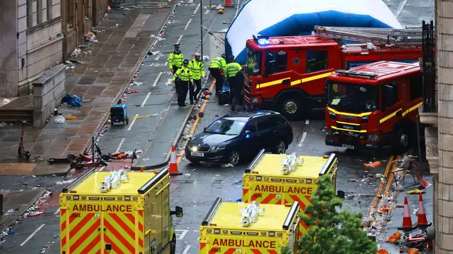 Video thumbnail for Car ploughs into football fans at Liverpool parade, 27 in hospital