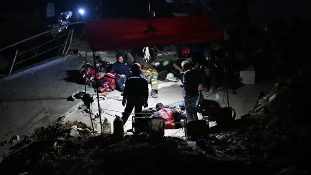 Video thumbnail for Volunteers vow to keep searching for Venezuela earthquake survivors