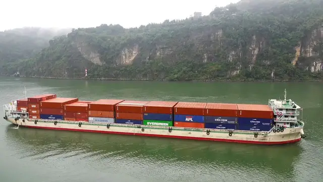 Video thumbnail for China: Yangtze River Three Gorges.