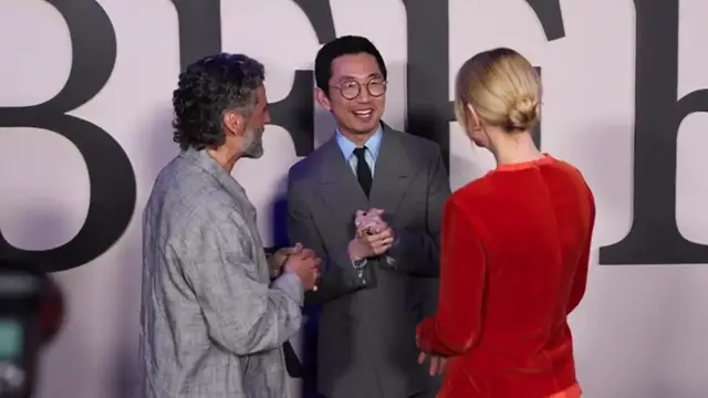 Video thumbnail for Carey Mulligan, Oscar Isaac and more attended the 'Beef' season 2 screening