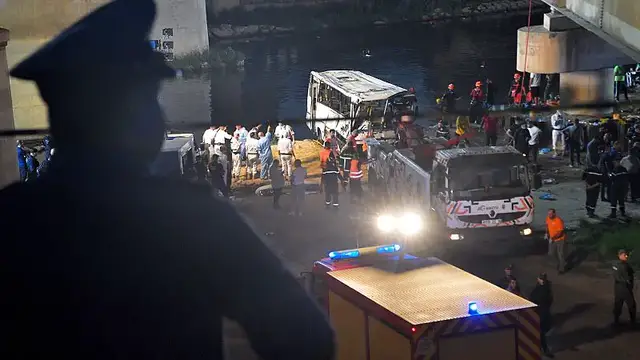 'Video thumbnail for At least 18 dead after bus plunges off bridge in El Harrach, east of Algiers'