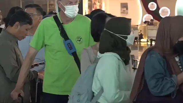 Video thumbnail for Indonesia: Airports Close as Mount Anak Krakatau Erupts.