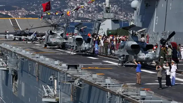 Video thumbnail for Türkiye: Turkish submarine TCG Sakarya filmed underwater during TEKNOFEST Blue Homeland.