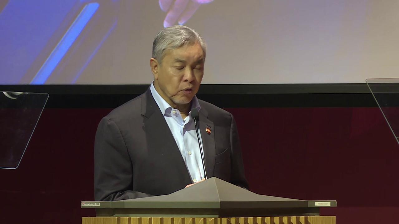 Video thumbnail for Malaysia: Deputy PM opens China cooperation forum on electric vehicles.