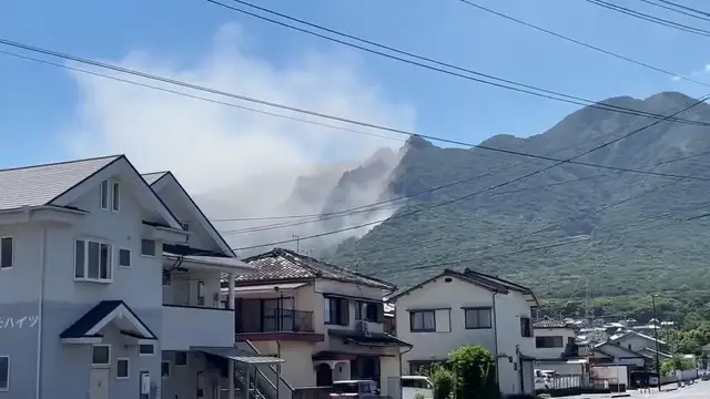 Video thumbnail for Japan: Dust Clouds Rise From Mount Mayuyama After Earthquake.