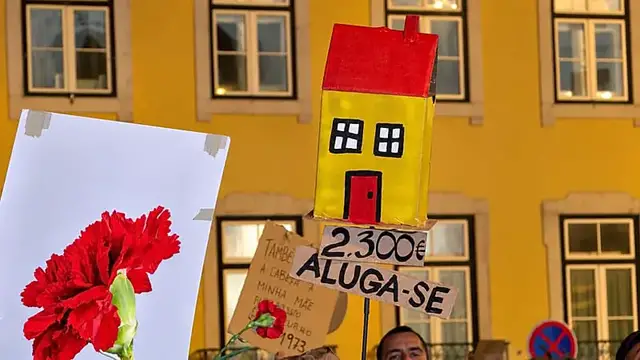 Video thumbnail for Portugal: Lisbon housing crisis sparks protest outside parliament