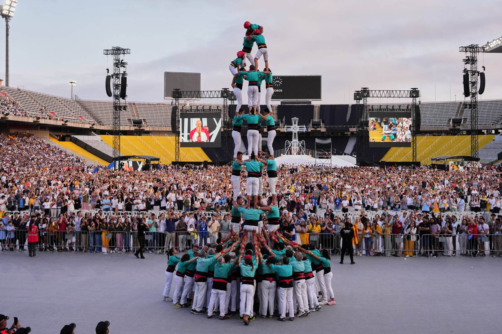 Video thumbnail for Pope Leo welcomed in Barcelona with traditional Catalan human tower