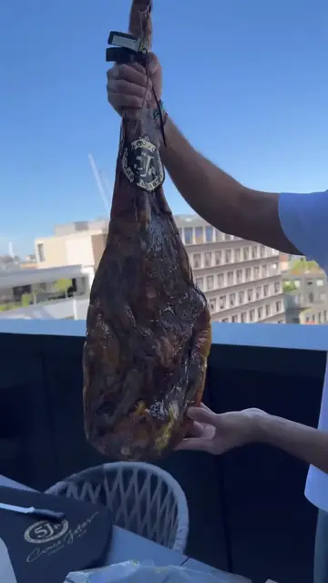 Video thumbnail for Iberico Jamón Pizza_ 🍕😍(720P_HD)