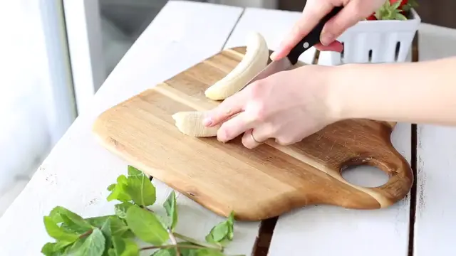 'Video thumbnail for 5 EASY   HEALTHY SNACKS _ 3 Ingredients Only_(720P_HD)'