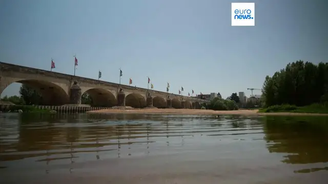 Video thumbnail for Heatwave and wildfire alerts, power cuts in Finistère: France swelters