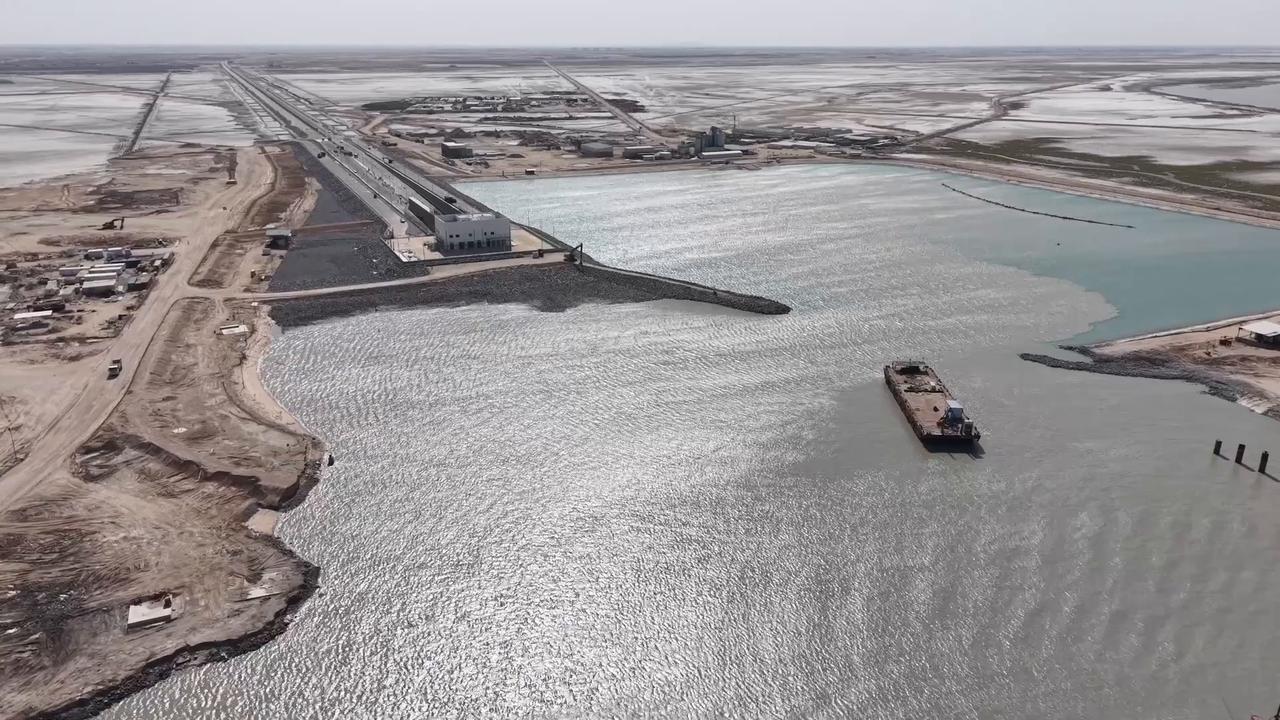 Video thumbnail for Iraq: Trial runs begin in Grand Faw Port's submerged tunnel in Iraq.