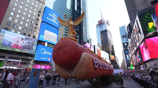 Video thumbnail for US: Giant hot dog sculpture returns to New York's Times Square.