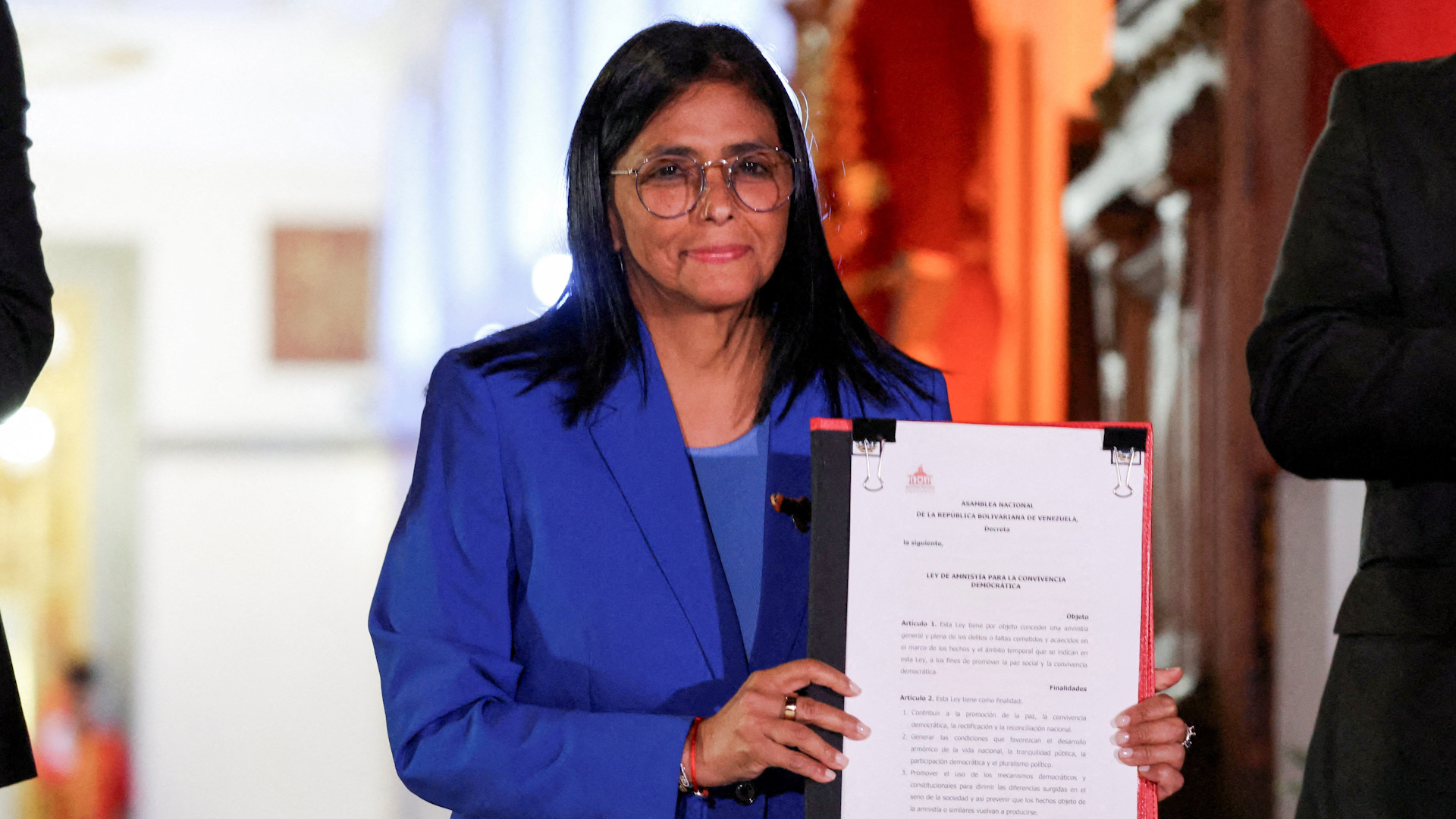 Video thumbnail for Families of political prisoners await prison releases as Venezuela signs amnesty law