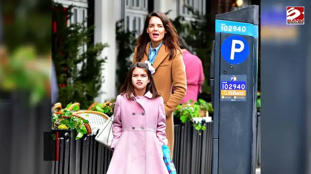 Video thumbnail for Tom Cruise and Katie Holmes' daughter to make acting debut in a Shakespeare play