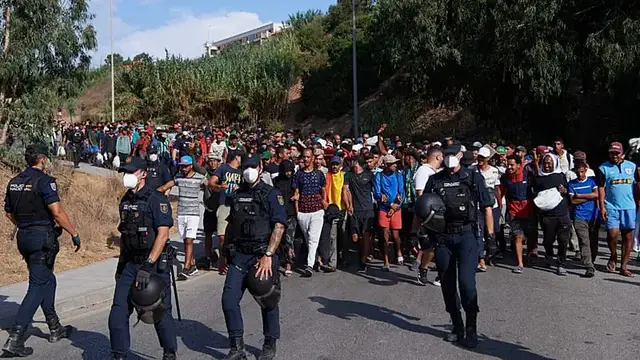 Video thumbnail for Spain moves hundreds of migrants from Ceuta beach to temporary shelters