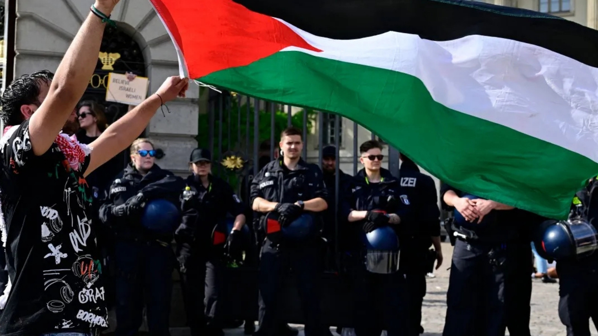 Video thumbnail for Protesters march in Vienna against Israel’s participation in Eurovision final