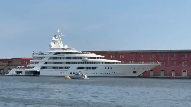 Video thumbnail for Italy: Superyacht of US ambassador to Italy docks in Naples after Venice controversy.