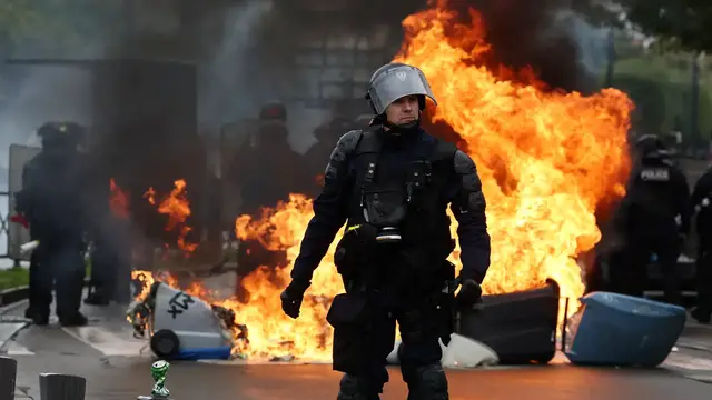 'Video thumbnail for Hundreds arrested as France protests sweep the country'