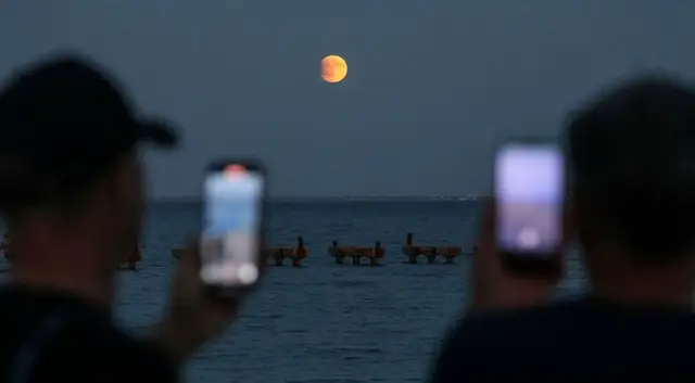 'Video thumbnail for ‘Blood moon’ rises during total lunar eclipse'