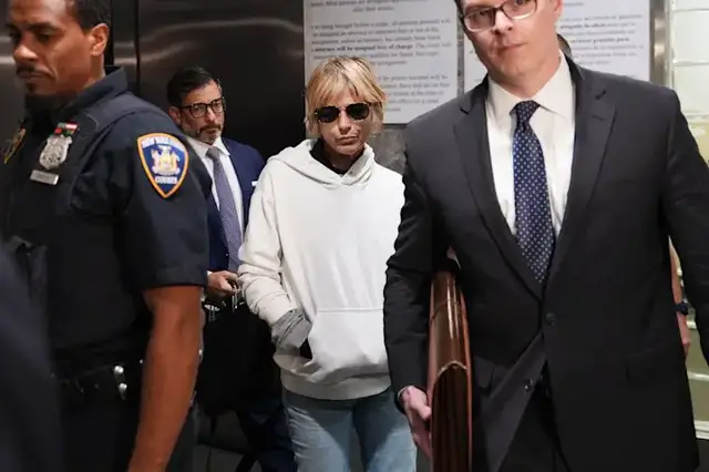 Video thumbnail for Selma Blair accused of attacking 2 flight attendants and assaulting a police officer and nurse at JFK