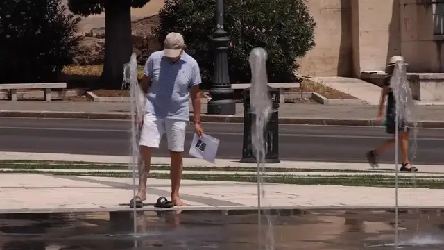 Video thumbnail for Italy: Residents and tourists cope with extreme heat in Rome.
