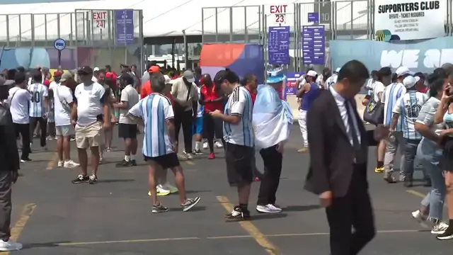 Video thumbnail for US: Fans gather at MetLife Stadium in New Jersey ahead of Spain-Argentina World Cup final (2).