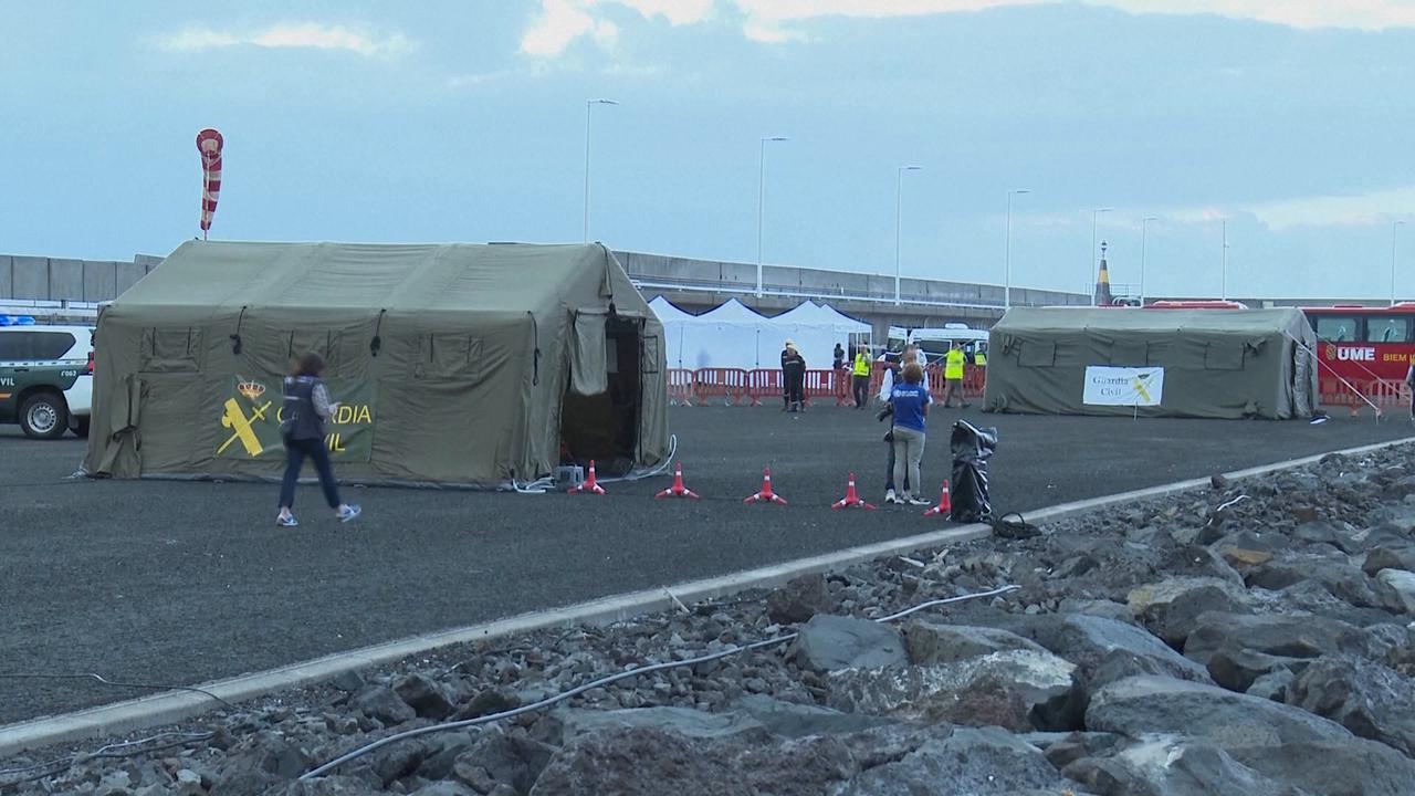 Video thumbnail for Spain: Hantavirus-hit cruise ship evacuation starts on Spanish island.
