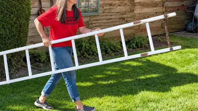 Video thumbnail for She Turns An Old Ladder Into A Bathroom Masterpiece