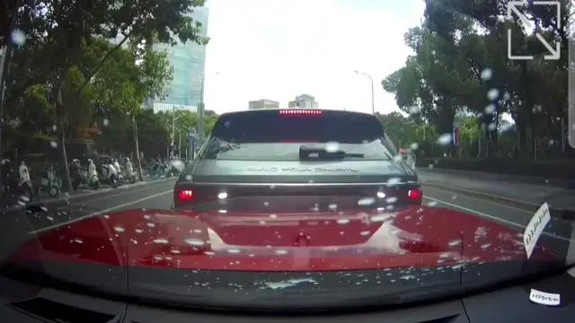 Video thumbnail for Reversing Car Sparks Rear-End Crash at Shanghai Stoplight