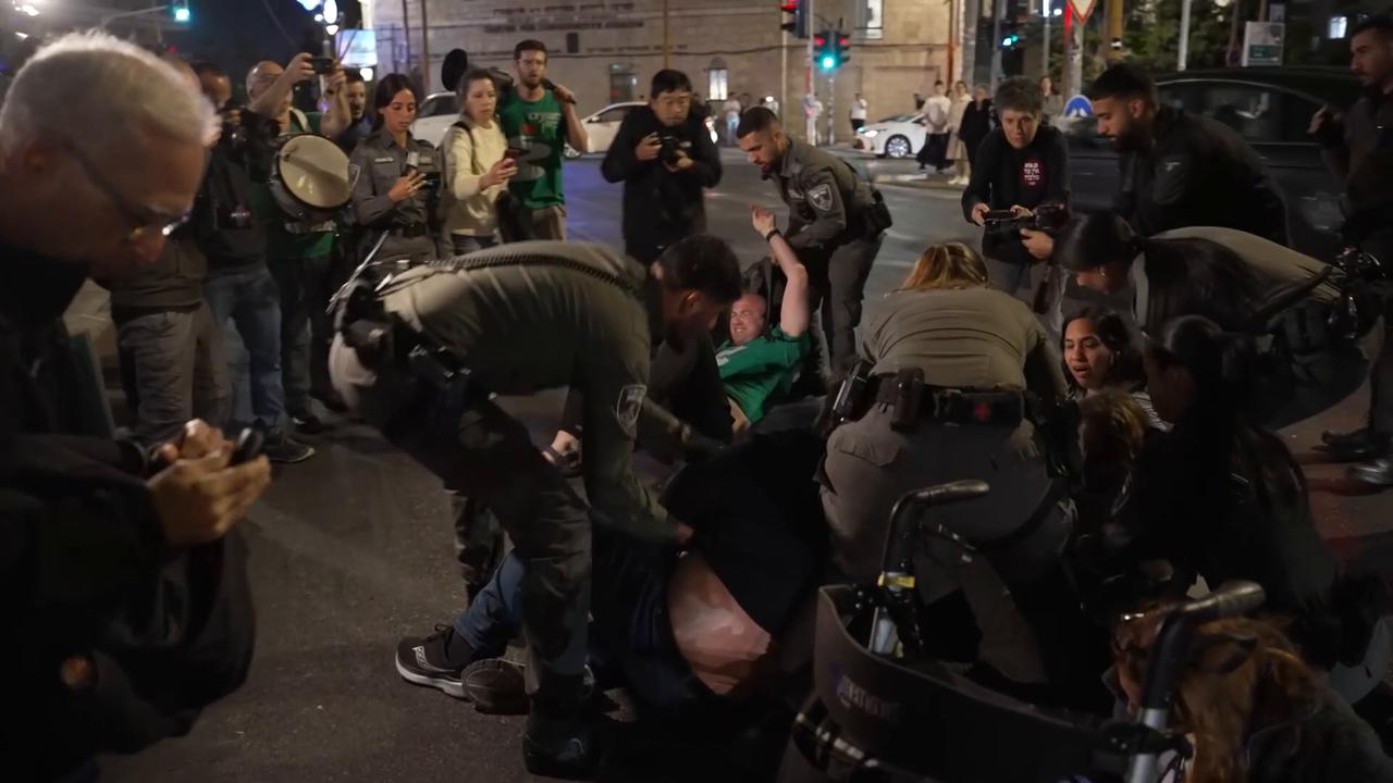 Video thumbnail for Israeli police intervene during anti-Netanyahu protest in Jerusalem.