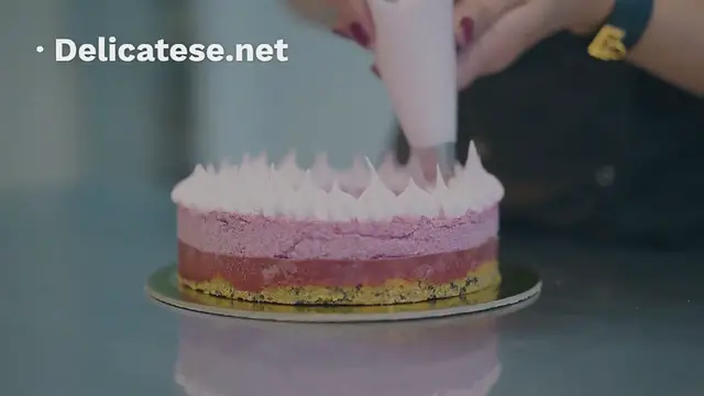 Video thumbnail for Descoperă rețeta delicioasă a prăjiturii cu trei umpluturi, o minunăție care va cuceri toate gusturile și va fi mâncată pe nerăsuflate!