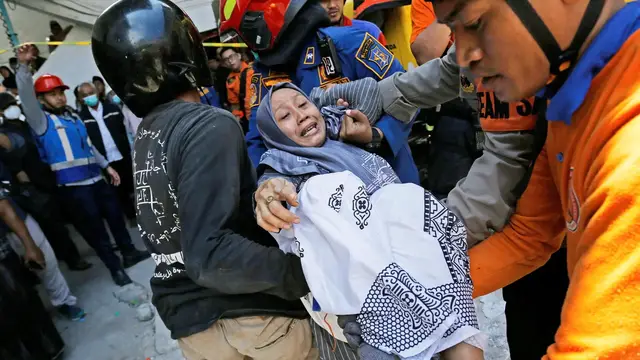 Video thumbnail for Indonesia school collapse: At least 13 dead and dozens remain trapped