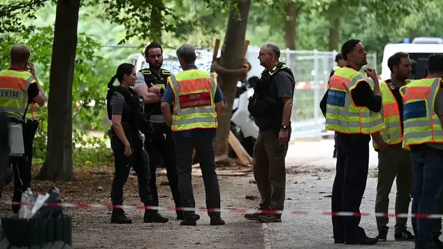 Video thumbnail for Germany: Police officers search fugitive suspect of Christopher Street Day parade attack in Berlin.