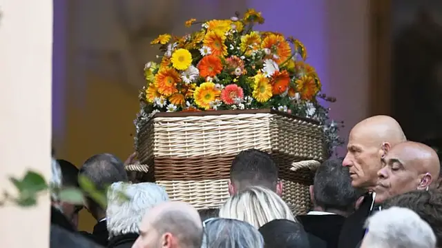 Video thumbnail for Saint-Tropez bids farewell to Brigitte Bardot